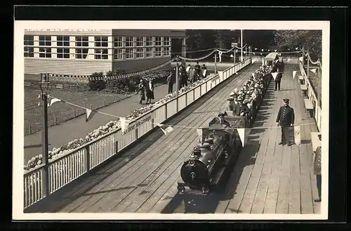 AK Düsseldorf, Grosse Ausstellung 1926, Liliputbahn im Bahnhof Haupttor