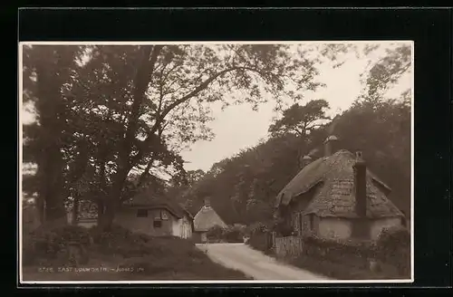 AK East Lulworth, Strassenpartie mit Cottages