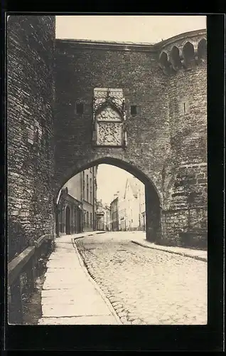 AK Reval, Strassenpartie mit Torbogen