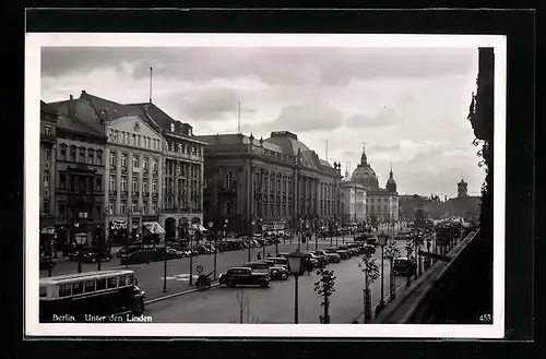 AK Berlin, Strasse Unter den Linden mit Geschäften