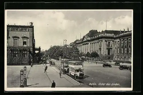 AK Berlin, Strasse Unter den Linden mit Denkmal und Bussen