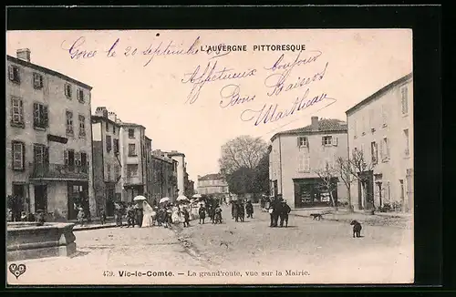 AK Vic-le-Comte, La grand`route, vue sur la Mairie