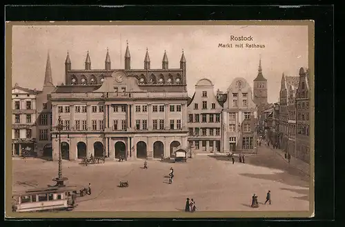 AK Rostock, Markt mit Rathaus und Strassenbahn