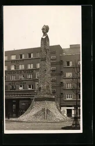 Foto-AK Wien, Gemeindebau Winarskyhof, Lasalle-Denkmal