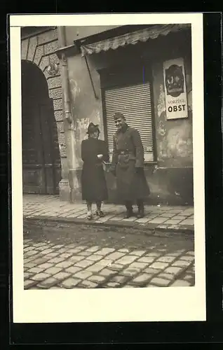 Foto-AK Wien, Nikolsdorfergasse 28, Soldat mit seiner Gemahlin