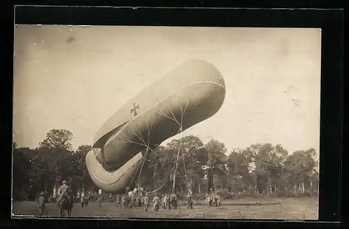 Foto-AK Deutscher Militär-Ballon wird gestartet