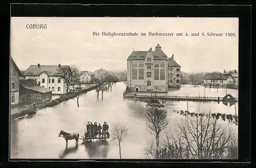 AK Coburg, Heiligkreuzschule im Hochwasser 1909, mit Gruppe auf Pferdewagen im Wasser