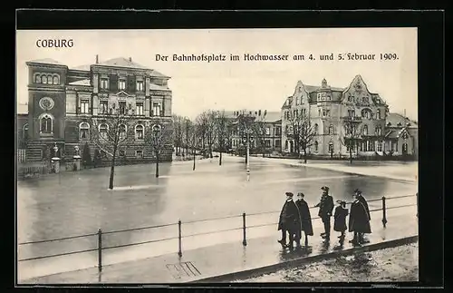 AK Coburg, Überschwemmter Bahnhofsplatz im Hochwasser 1909, mit Passanten und Hotel Reichsgraf