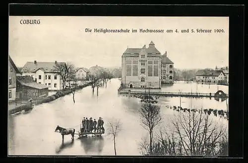 AK Coburg, Heiligkreuzschule im Hochwasser 1909, Einwohner auf Pferdefuhrwerk im Wasser