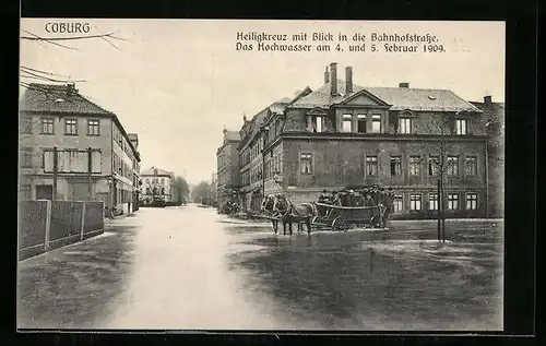 AK Coburg, Heiligkreuz mit Blick in die überschwemmte Bahnhofstrasse, Hochwasser 1909, Bürger im Pferdewagen