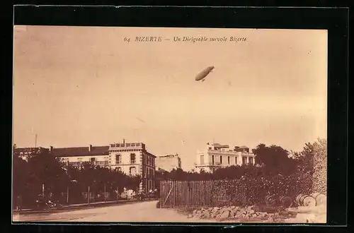 AK Bizerte, Un Dirigeable survole Bizerte, Ortspartie mit Zeppelin