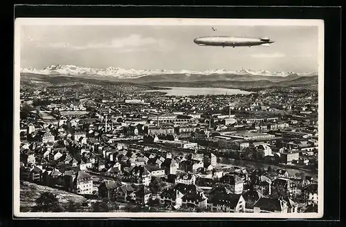 AK Zürich, Graf Zeppelin über der Stadt, mit Bergpanorama