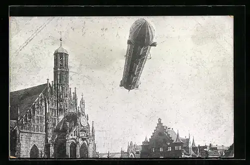 AK Nürnberg, Hauptmarkt nach Süden mit fliegendem Zeppelin