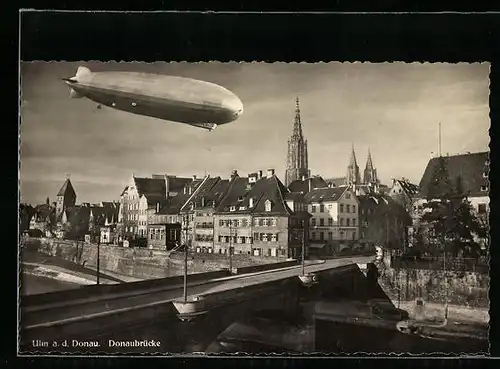 AK Ulm /Donau, Panorama mit Donaubrücke und fliegendem Zeppelin