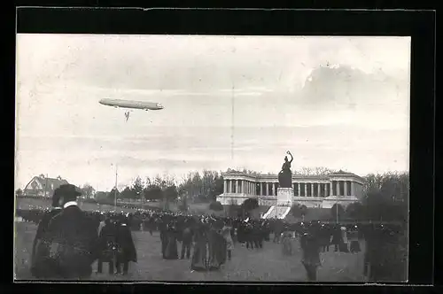 AK München, Zeppelins grosse Fernfahrt nach München 1909, Zeppelin vor Publikum