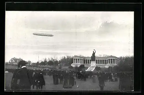 AK München, Zeppelins grosse Fernfahrt nach München 1909, Ballon im Landeanflug
