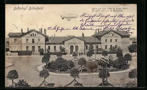 AK Bitterfeld, Bahnhof mit Luftschiff-Zeppelin