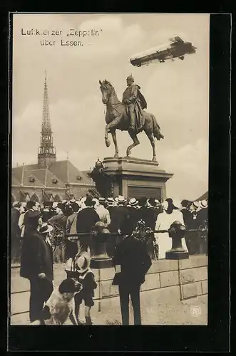 AK Essen /Ruhr, Luftkreuzer Zeppelin über der Stadt, Reiterdenkmal