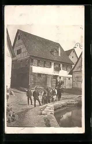 AK Schwaikheim bei Winnenden, Volk und Ziege auf der Strasse im Ortskern