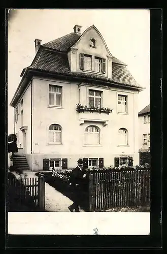 Foto-AK Neckarsulm, Herr vor seiner Villa