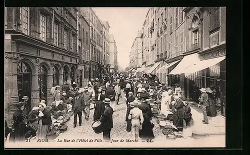 AK Riom, La Rue de l'Hotel de Ville, Jour de Marche