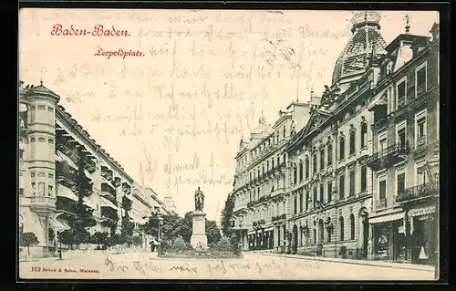 AK Baden-Baden, Leopoldplatz mit Geschäft und Denkmal
