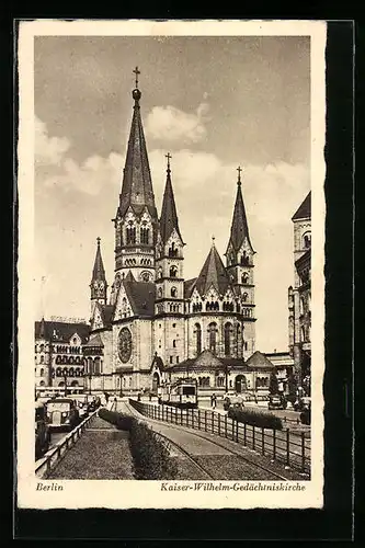 AK Berlin-Charlottenburg, Kaiser-Wilhelm-Gedächtniskirche mit Strassenbahn