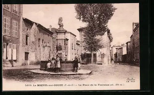 AK Le Breuil-sur-Couze, La Place de la Fontaine