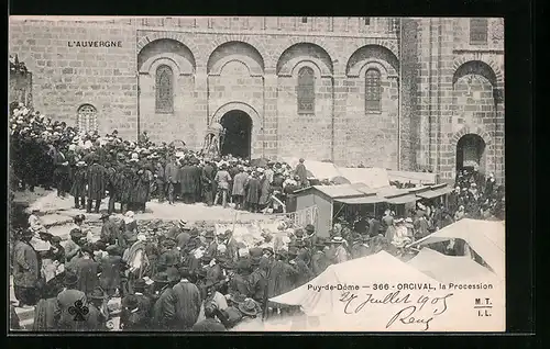AK Orcival, La Procession avant l`Eglise