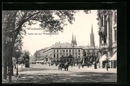 AK Wiesbaden, Wilhelmstrasse mit Kirche, Denkmal und Strassenbahn