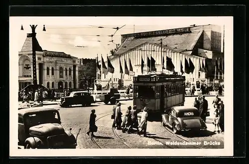 AK Berlin, Strassenbahn an der Weidendammer Brücke, Friedrichstadt Palast