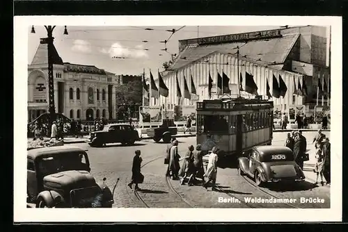 AK Berlin, Weidendammer Brücke mit Strassenbahn und Friedrichstadt Palast