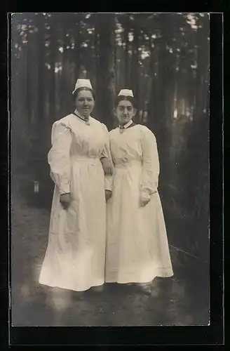 Foto-AK Zwei Krankenschwestern auf einer Waldlichtung