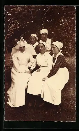 Foto-AK Krankenschwestern und Nonne, Gruppenbild