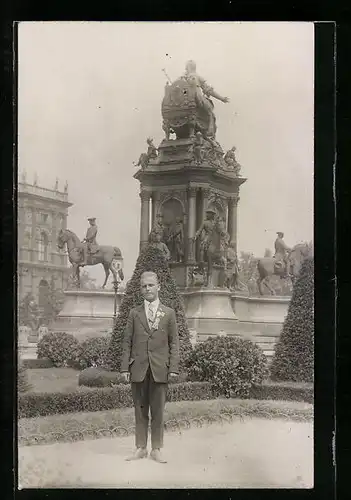 Foto-AK Wien, Maria Theresien Platz mit Maria Theresien-Monument
