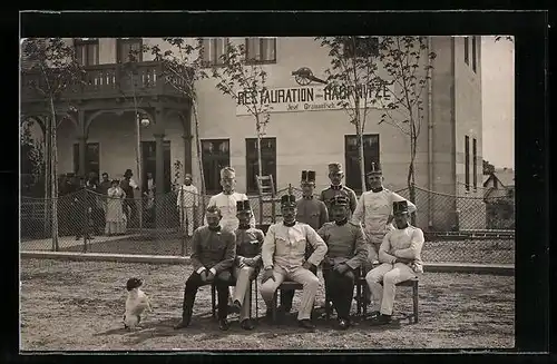 Foto-AK Wien, Restaurant Josef Gramanitsch, Danhausergasse 3, Soldaten in Uniform, Hund macht Männchen