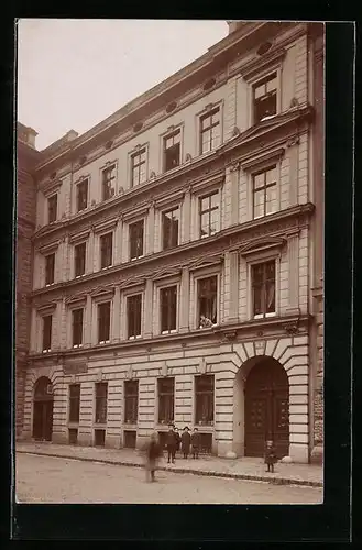 Foto-AK Wien, Wohnhaus am Karolinenplatz 4
