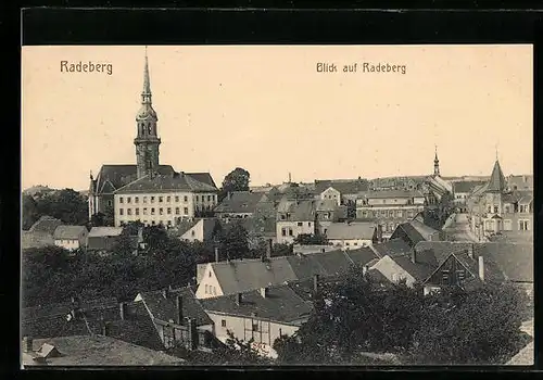 AK Radeberg, Generalansicht der Stadt mit der Kirche