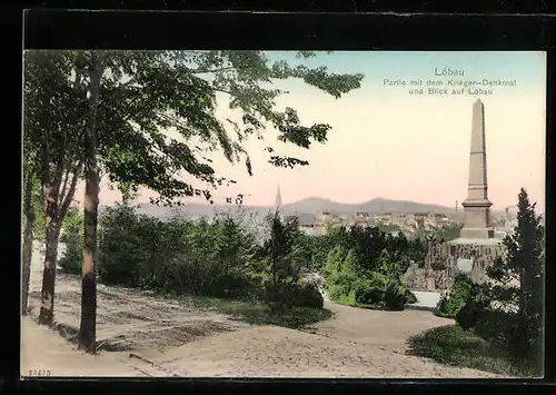 AK Löbau, Partie mit dem Krieger-Denkmal und Blick auf die Stadt