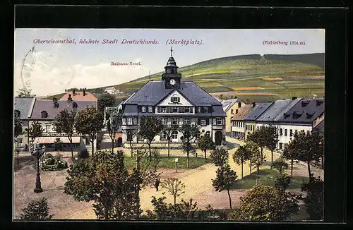 AK Oberwiesenthal im Erzgeb., auf dem Platz vor dem Rathaus-Hotel