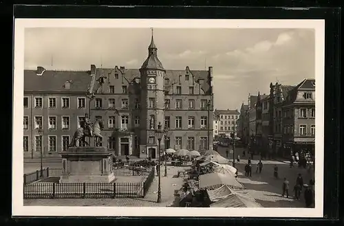 AK Düsseldorf, Marktplatz mit Rathaus und Denkmal des Kurfürsten Jan Wellem v. Grupello