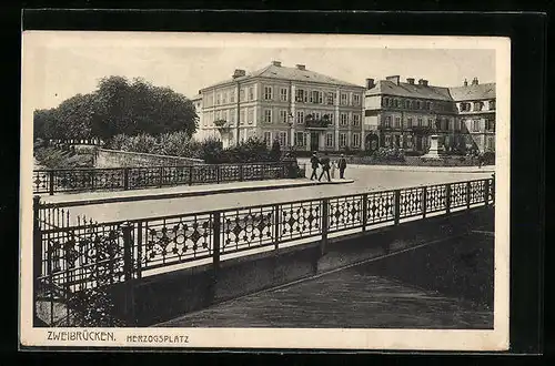 AK Zweibrücken, Passanten auf der Brücke zum Herzogsplatz hin