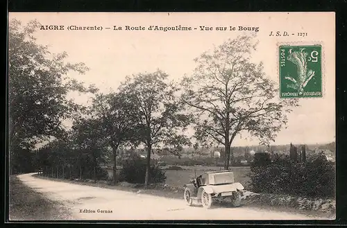 AK Aigre, Charente, La Route d`Angouleme, Vue sur le Bourg