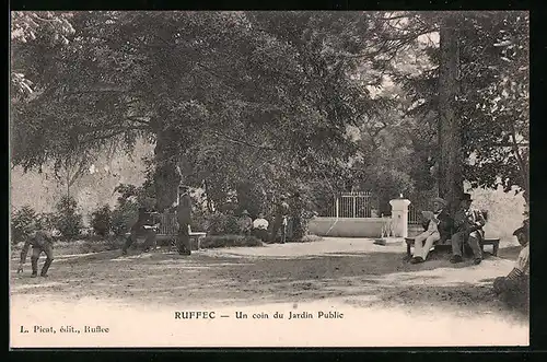 AK Ruffec, Un coin du Jardin Public