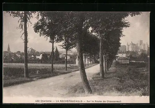 AK La Rochefoucauld, Charente, Sur la Route de Chasseneuil