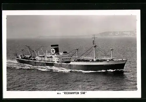 AK Passagierschiff M.V. Rockhampton Star auf hoher See, Blick zur Küste im Hintergrund