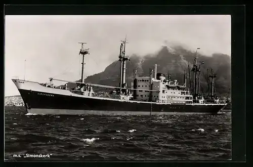 AK Passagierschiff M.S. Simonskerk vor einem nebligen Berg gesehen