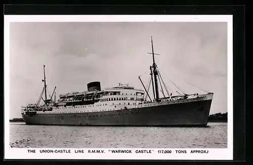 AK Passagierschiff R.M.M.V. Warwick Castle der Union-Castle Line vor der Küste gesehen