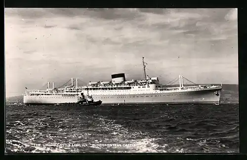 AK Passagierschiff M.V. Bloemfontein Castle der Union Castle Line auf See gesehen