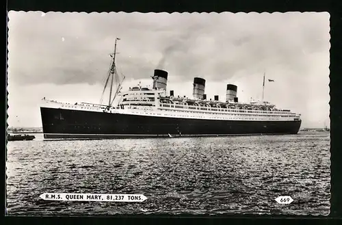 AK Passagierschiff R.M.S. Queen Mary, der Dampfer in der Bucht vor der Stadt